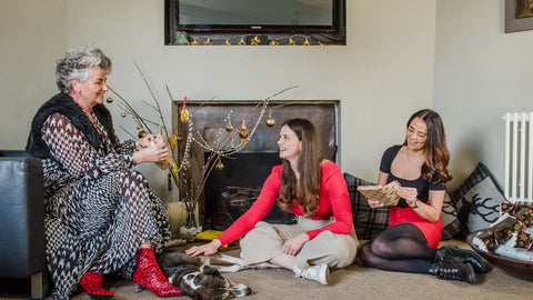 Foto von Maxine Laceby und ihren Töchtern Margot und Darcy, die zusammen in einem festlich geschmückten Raum sitzen
