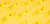  Foto von gelben Beuteln, die auf einem gelben Hintergrund liegen