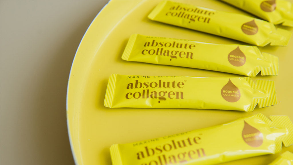 Foto von Absolute Collagen Beutel mit einem gelben Hintergrund 