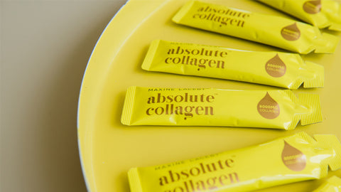 Foto von Absolute Collagen Beutel mit einem gelben Hintergrund 